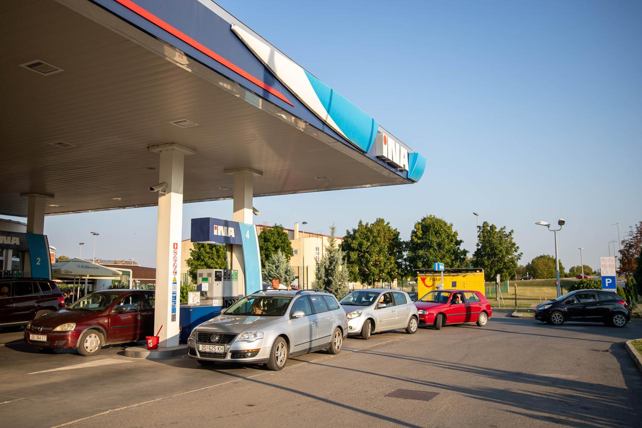 Gužve na benzinskim postajama i u Osijeku