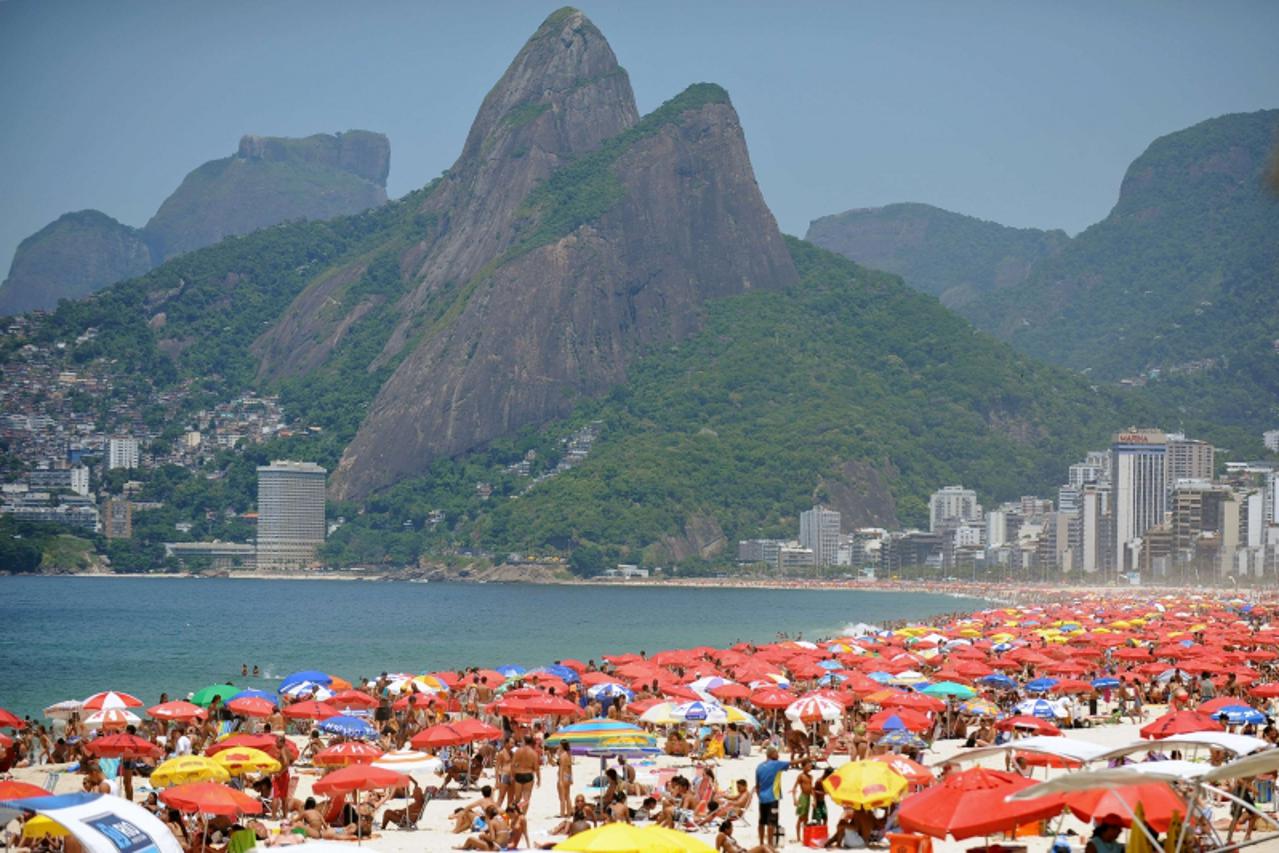 'People crowd Ipanema beach in Rio de Janeiro on January 28, 2011 as the temperature rises over 40 degrees Celsius for a second consecutive day.  AFP PHOTO/VANDERLEI ALMEIDA'