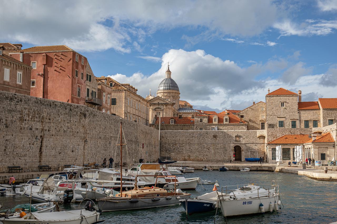 Valovi i sunce udaraju od stijene u Dubrovniku