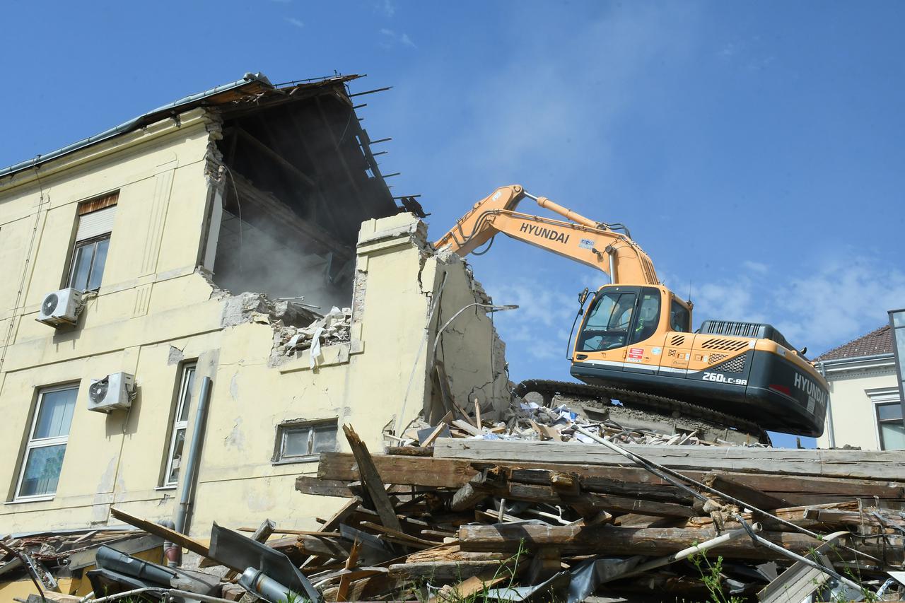 Sisak: Započelo rušenje Upravne zgrade Opće bolnice "Dr. Ivo Pedišić" oštećene u potresu