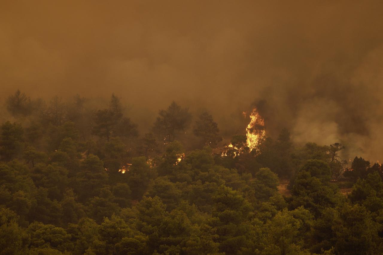 Požar u Grčkoj, na stotine ljudi evakuirano 