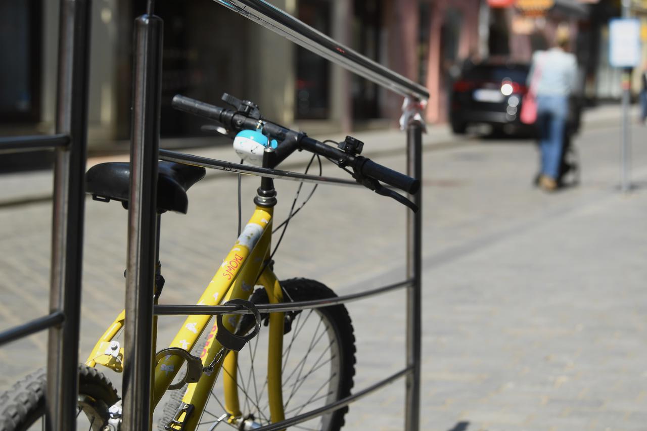 Žuti bicikl zavezan lisicama