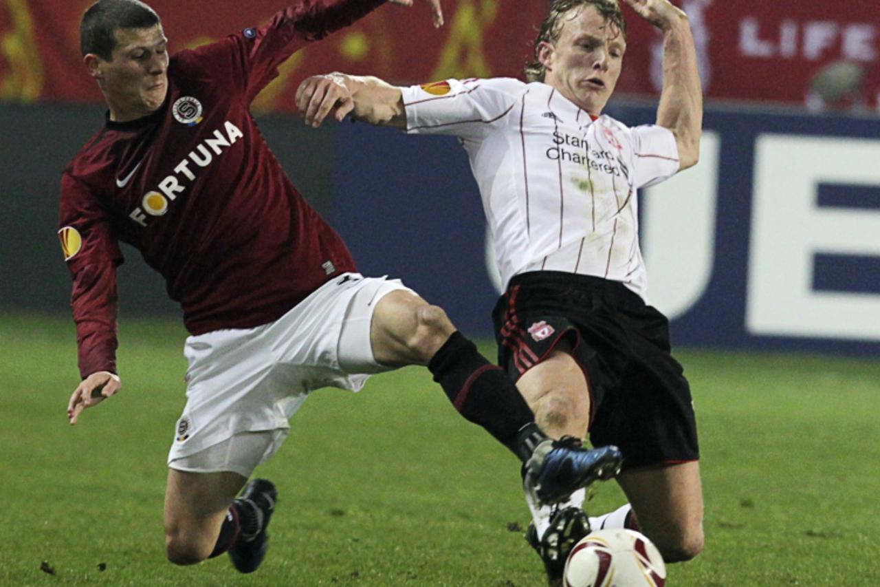 \'Sparta Prague\'s Manuel Pamic (L) challenges Liverpool\'s Dirk Kuyt during their Europa League round of 32, first leg soccer match in Prague February 17, 2011.  REUTERS/David W Cerny (CZECH REPUBLIC