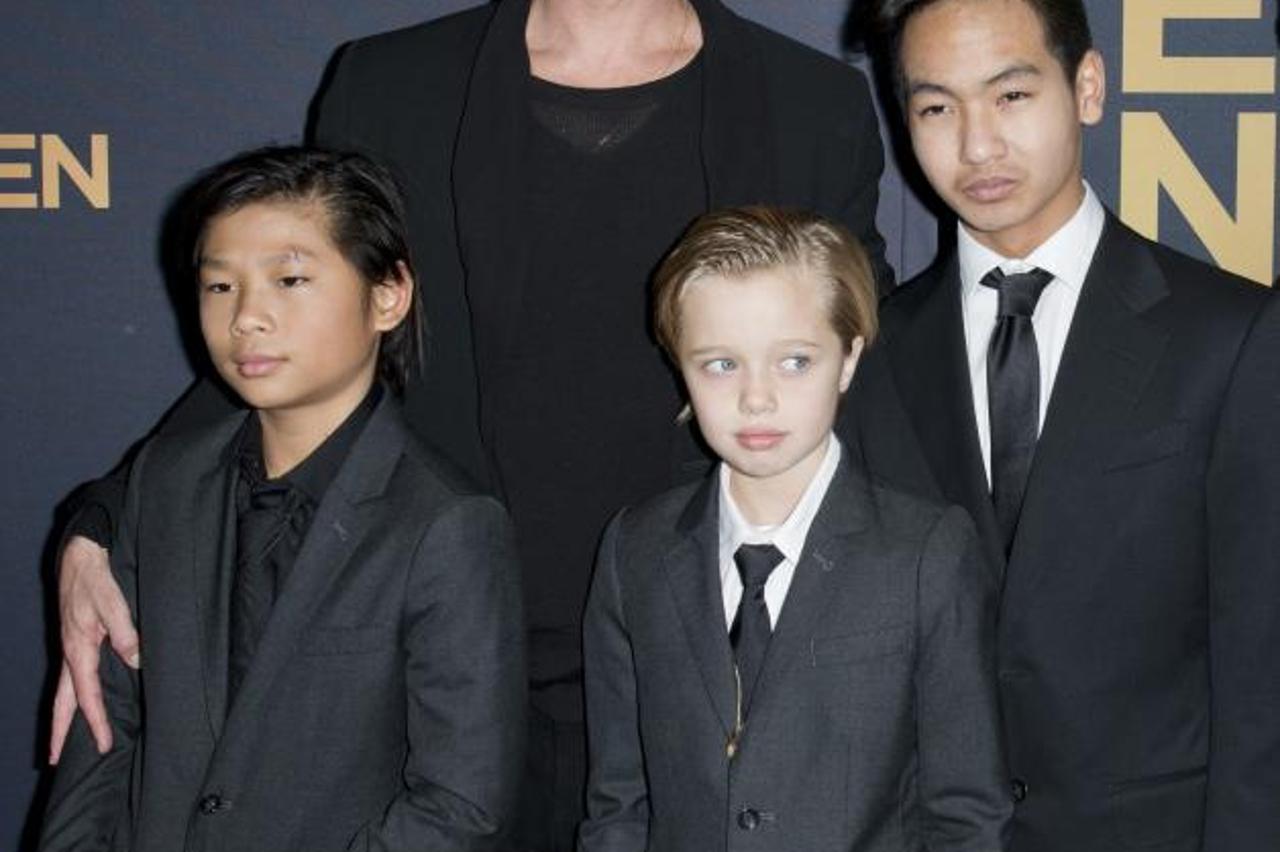 Brad Pitt s djecom i roditeljima