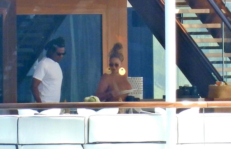 EKSKLUZIVNO: Beyonce i Jay-Z nakon doručka i kave na jahti fotografirali obalu uz koju plove