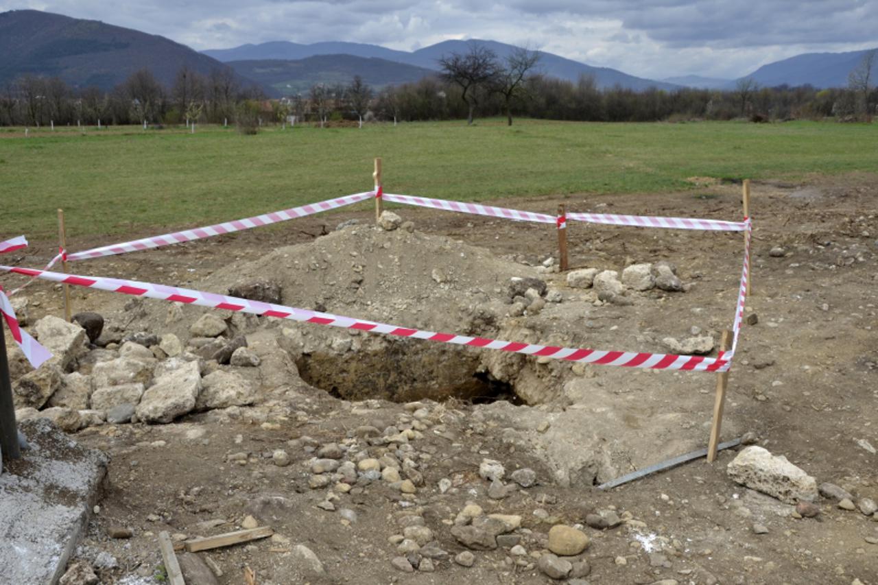 'Vitez 10.04. 2012 godine otkrivena anticka grobnica u Sadovacama kod Viteza'