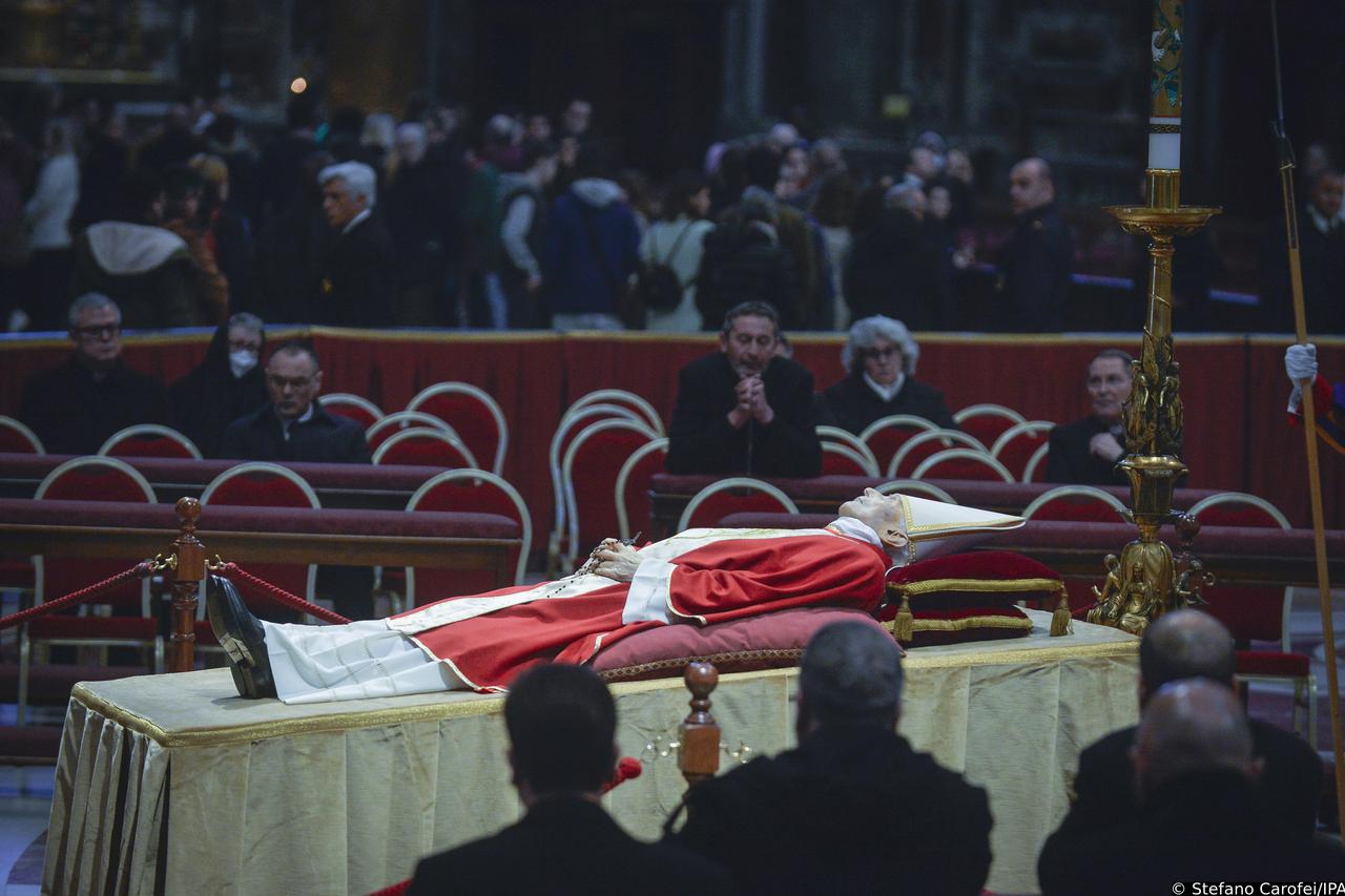 Exposure of the body of Pope Ratzinger Benedict XVI in St. Peter's Basilica