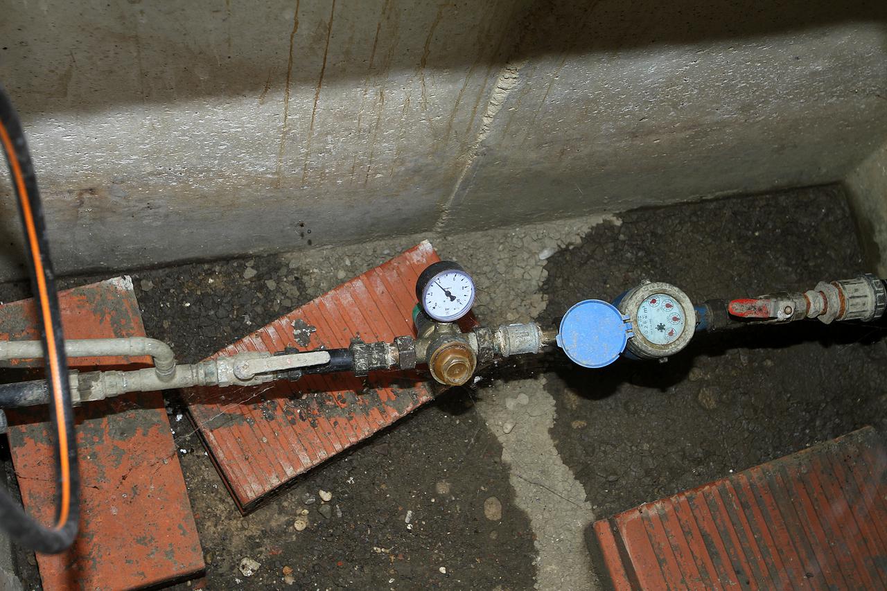 25.07.2012., Zagreb - Obilazak ilegalnih prikljucaka za vodu koji se legaliziraju u Retkovcu. Dobro prikljucena voda.  Photo: Anto Magzan/PIXSELL