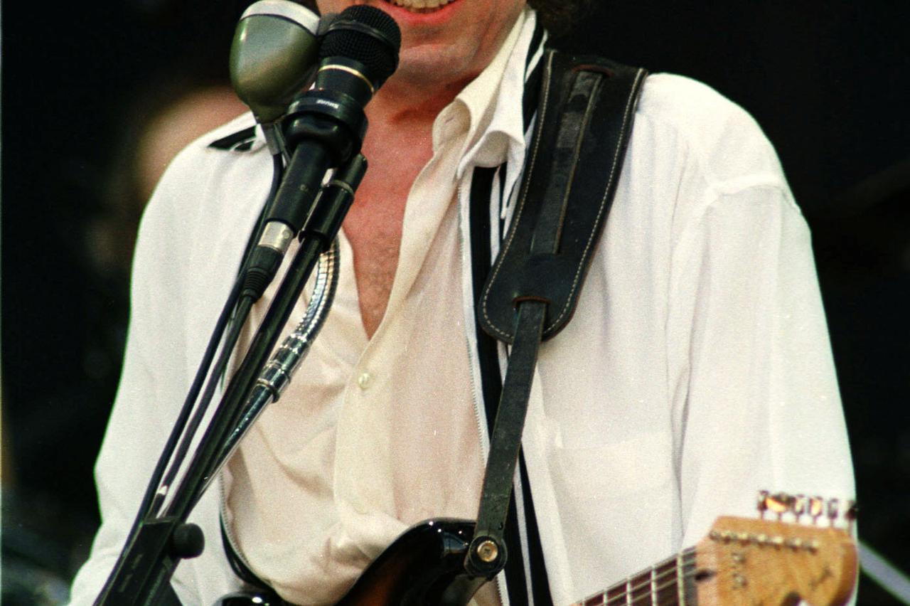 U.S. singer Bob Dylan performs at the Doctor Music Festival in the Pyrinees village of Escalarre U.S. singer Bob Dylan performs at the Doctor Music Festival in the Pyrinees village of Escalarre late July 11, 1998. REUTERS/Gustavo Nacarino/File Photo © Gus