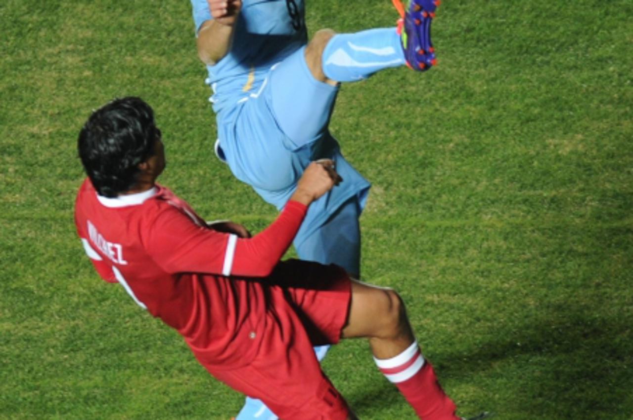 'Uruguayan forward Luis Suarez (top) and Peruvian defender Walter Vilchez vie during their 2011 Copa America Group C first round football match, at the Estadio del Bicentenario stadium in San Juan, 11