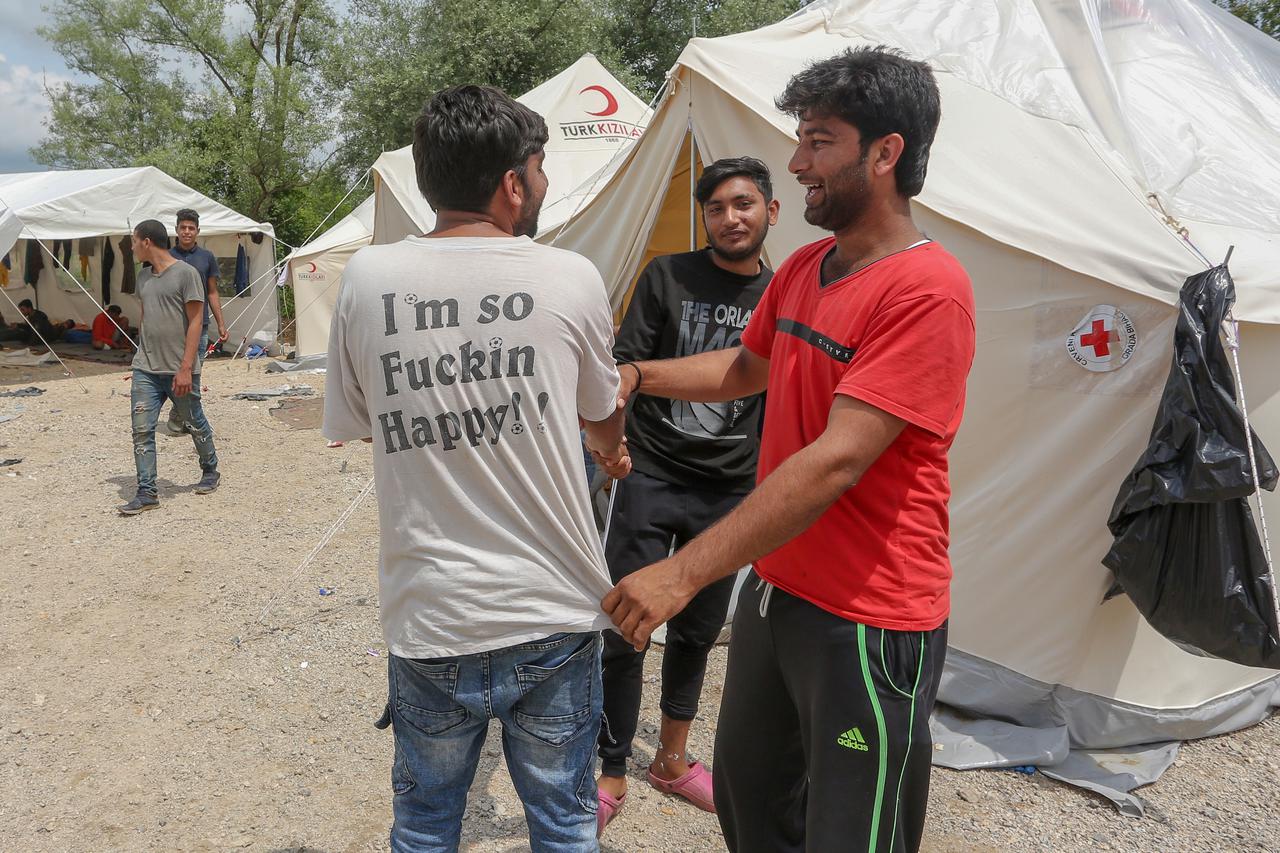 Migranti iz centra Bihaća preseljeni su u improvizirani kamp u šumu pored sela Vučjak