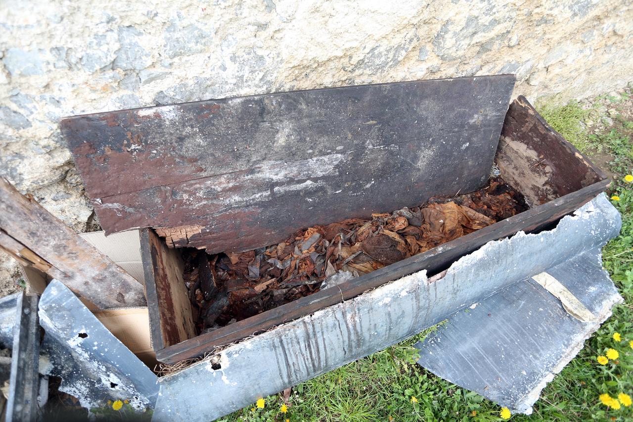 Plaški: Posmrtni ostaci iz sarkofaga završili ispred crkve