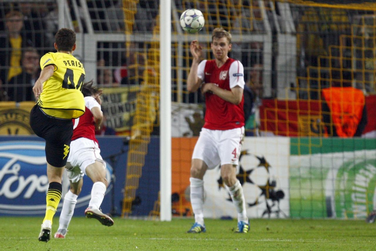 \'Borussia Dortmund\'s Ivan Perisic (L) scores goal during the Champions League Group F soccer match against Arsenal in Dortmund September 13, 2011. REUTERS/Thomas Bohlen (GERMANY - Tags: SPORT SOCCER