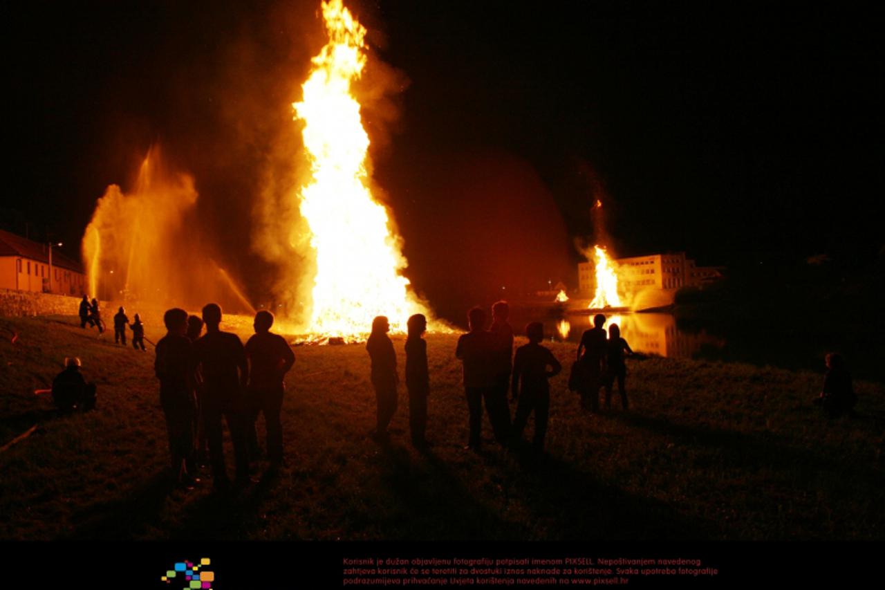 '23.06.2010.,Karlovac- Zapaljeni krijes sa strane Banije u sklopu Ivanjskih krijesova. Dominik Grguric/PIXSELL'