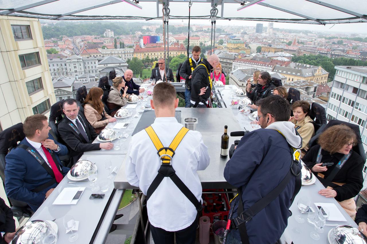 21.05.2015., Zagreb -  Jedinstveni gastronomski dogadjaj - Dinner in the sky organiziran je ispred hotela Westin. Tim strucnjaka podigao je stol za 22 osobe na visinu od 50 metara gdje su uzivali u hrani koju su pripremili chefovi Sasu Laukkonen i Tomisla