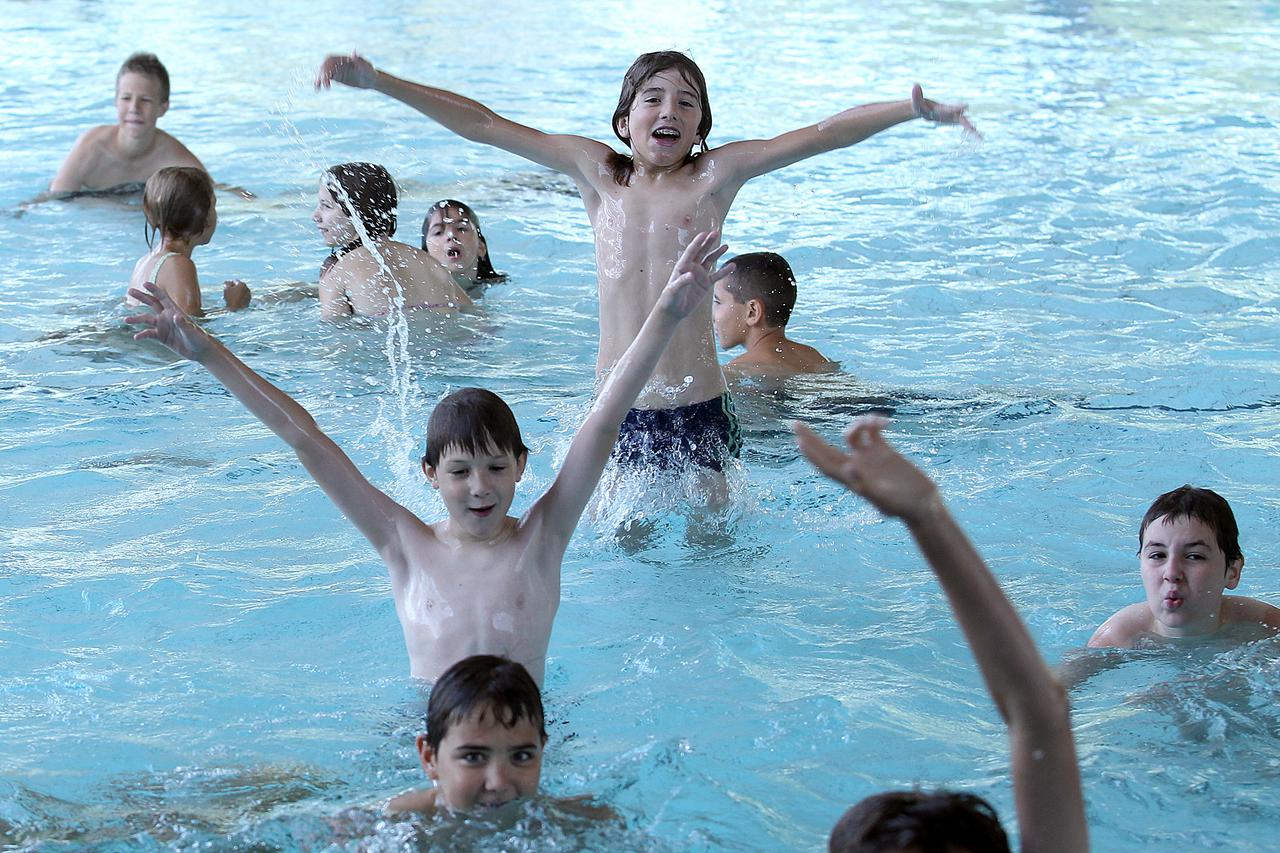 11.07.2012., Zagreb - Trener Miro Sever preko ljetnih praznika ima skolu plivanja za djecu na bazenu u Utrinama.  Photo: Goran Stanzl/PIXSELL