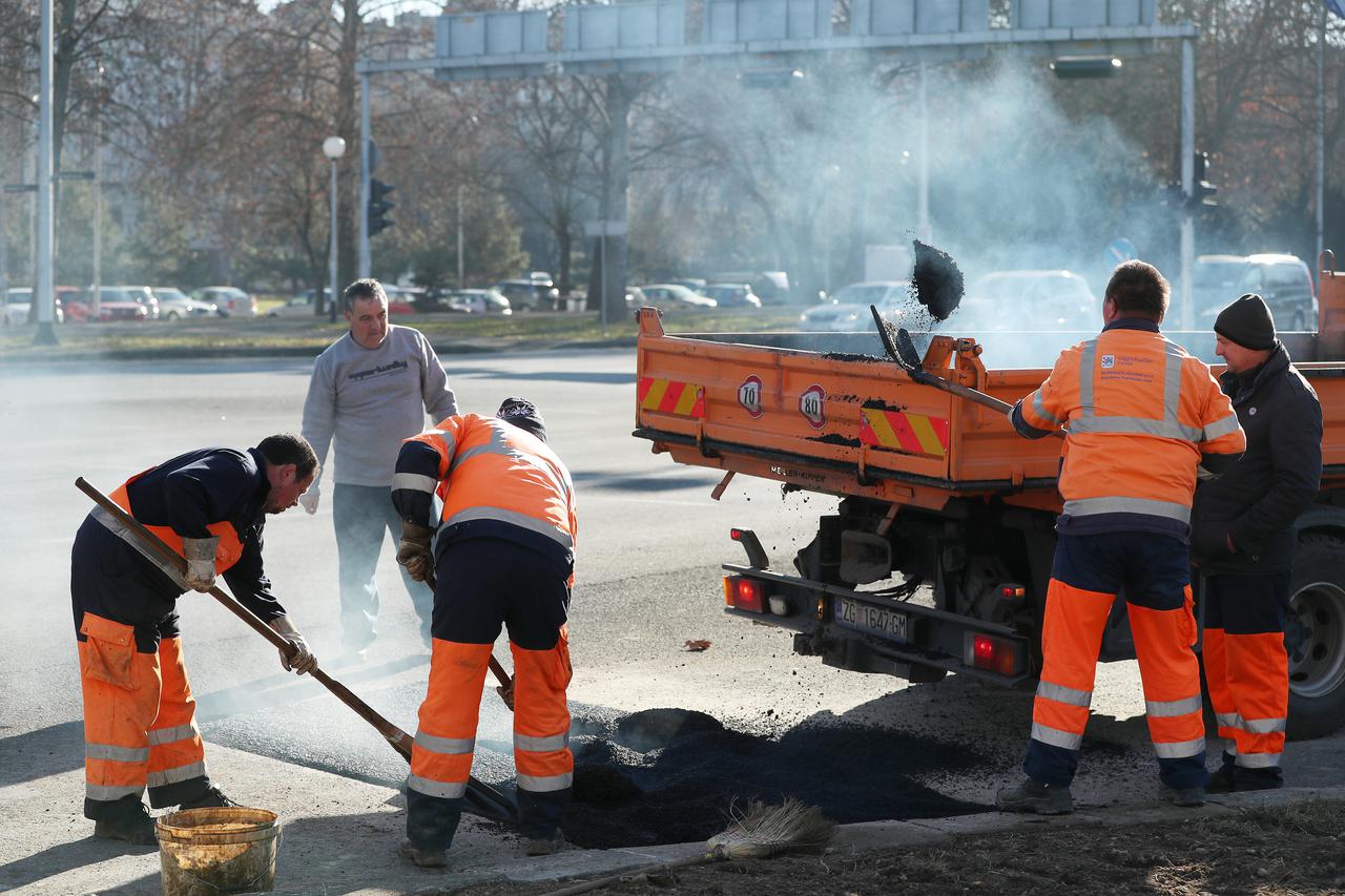Zagreb: Asfaltiranje cesta na križanju Ulice Savezne Republike Njemačke i Hribarovog prilaza