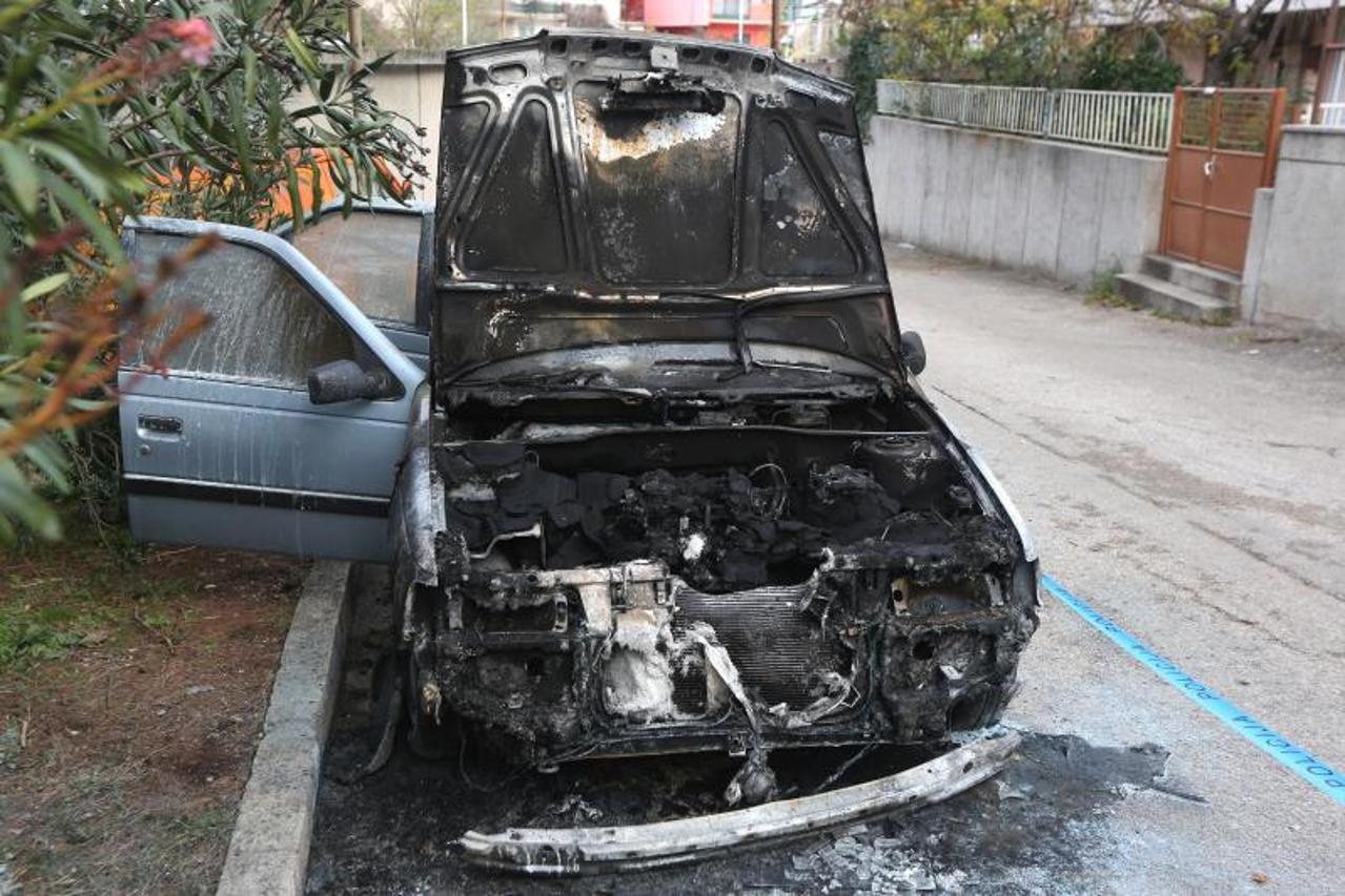 Šibenik: Na Baldekinu u noći izgorio automobil