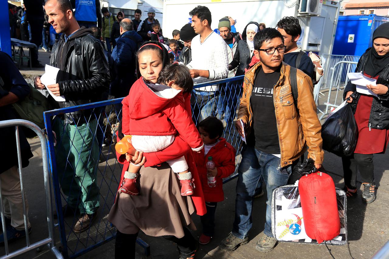 17.11.2015., Sid, Srbija - Veliki broj izbjeglica stize u Sid gdje ih ceka vlak koji ih vozi u Slavonski Brod.  Photo: Davor Javorovic/PIXSELL