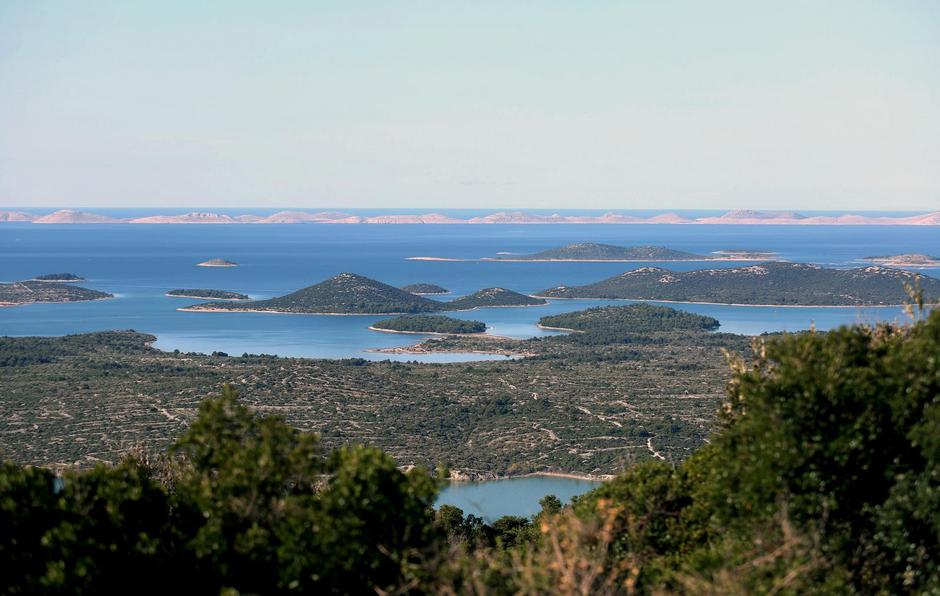 Pogled s vidikovca Kamenjak na Vransko jezero i otoke nacionalnog parka Kornati