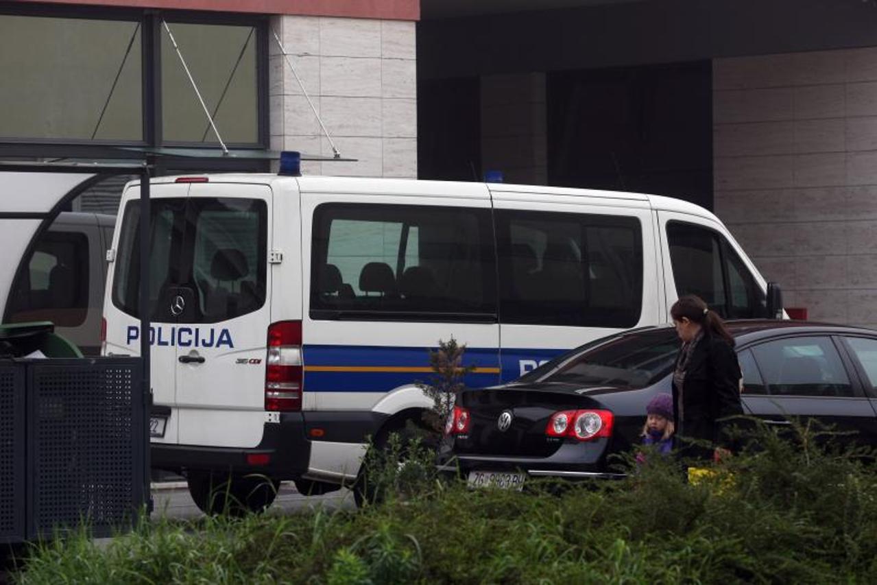 Ophodno policijsko vozilo ispred doma tadašnjeg ravnatelja SOA-e Josipa Buljevića (2012.)