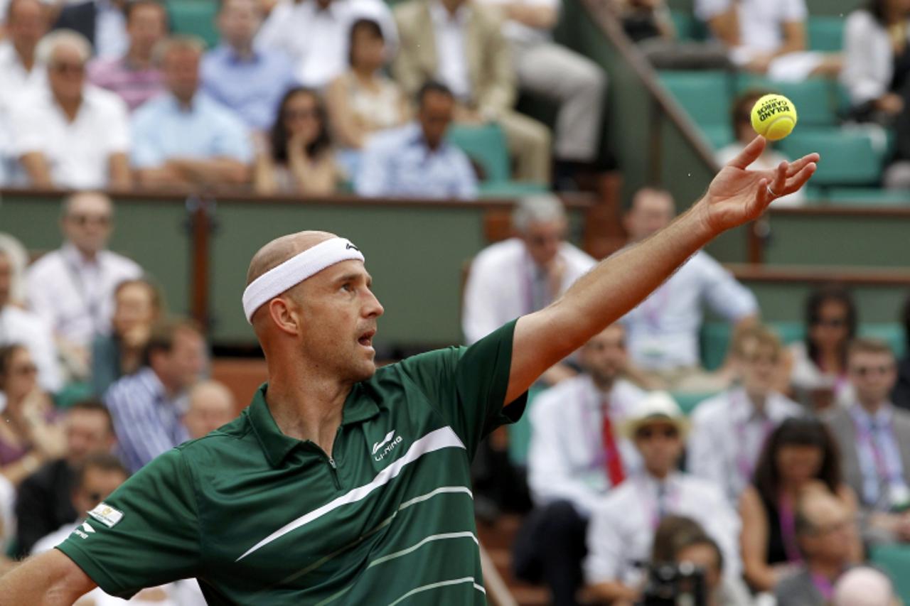 \'Ivan Ljubicic of Croatia serves to Rafael Nadal of Spain during the French Open tennis tournament at the Roland Garros stadium in Paris May 30, 2011.       REUTERS/Regis Duvignau (FRANCE  - Tags: SP