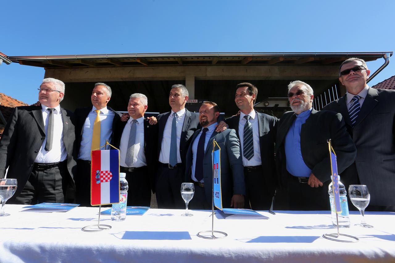 21.09.2015., Vukovar - Na OPG-u Katice Sekulic potpisan je koalicijski sporazum za parlamentarne izbore koji su potpisali HDZ, HSS, HSP AS, HSLS, BUZ, HRAST, HDS, ZDS.