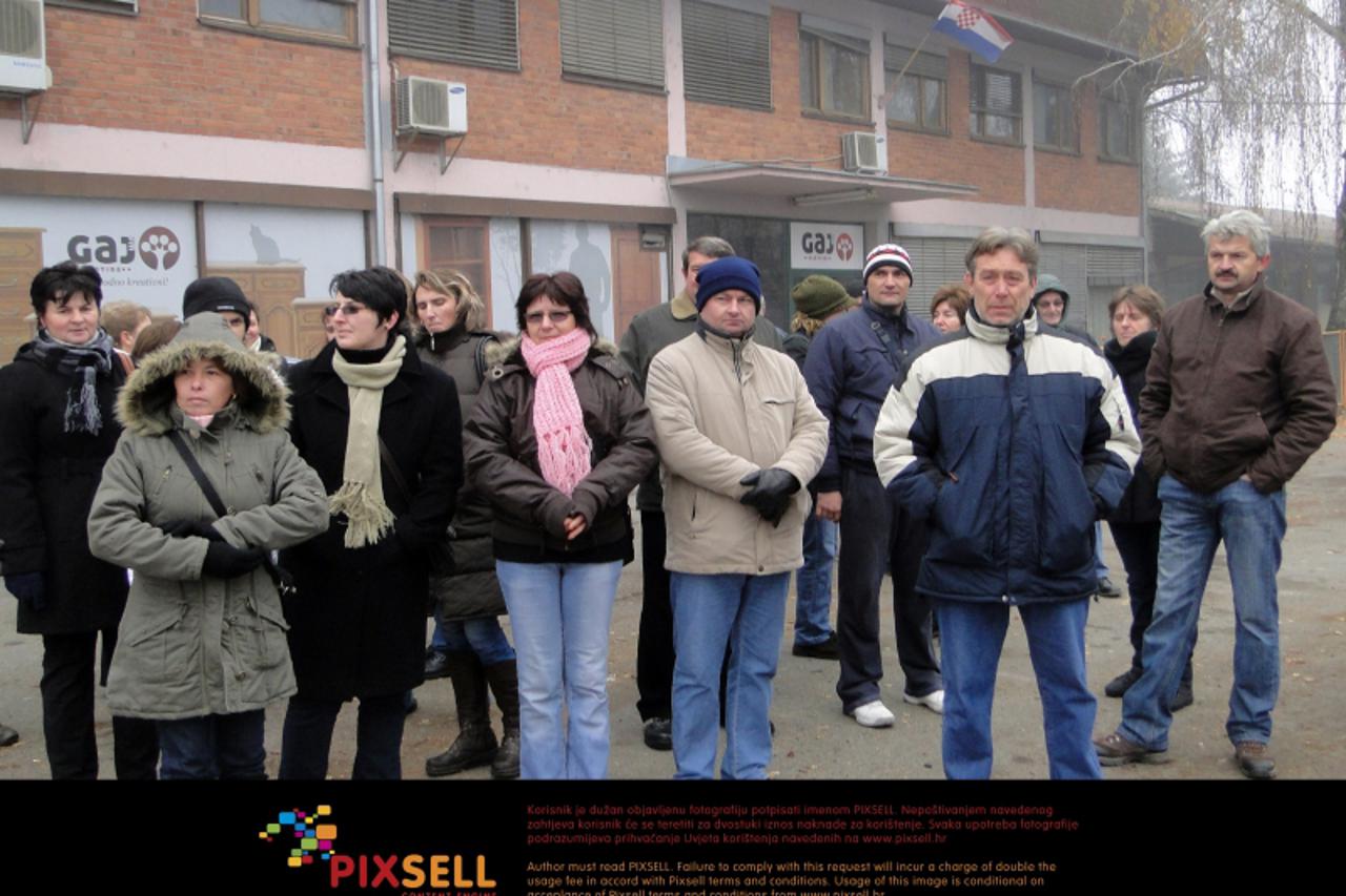 '02.12.2011., Slatina - Radnici Gaj FM-a danas su se okupili ispred svoje tvrtke zbog dogovora za prosvjed u ponedjeljak. Photo: Maja Santosi/PIXSELL'