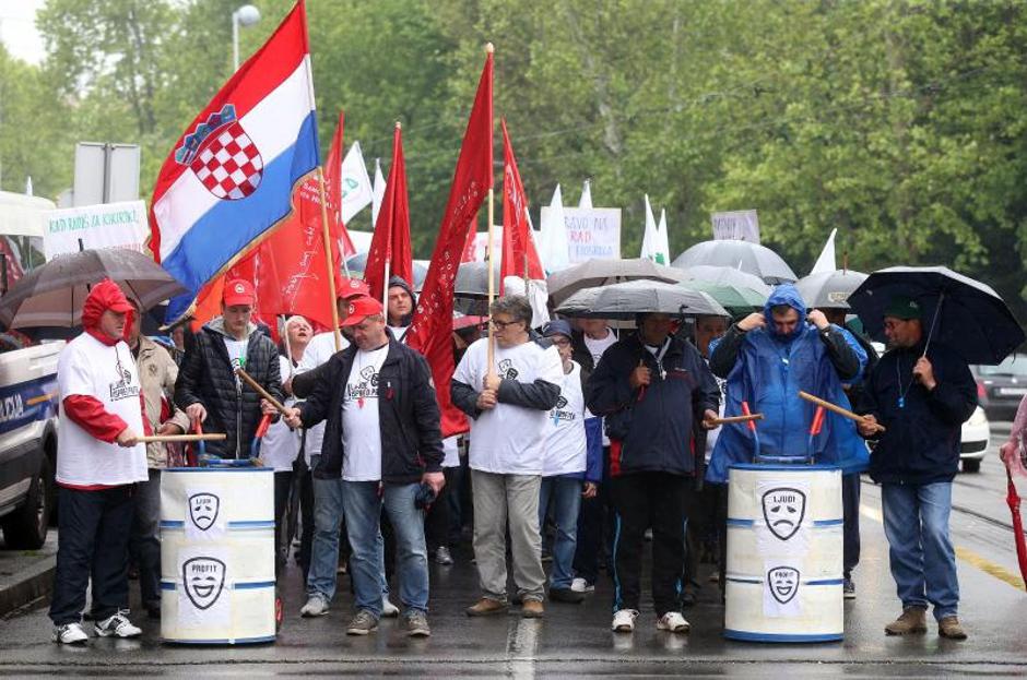 Sindikalna povorka pod sloganom Ljude ispred profita krenula prema Maksimiru