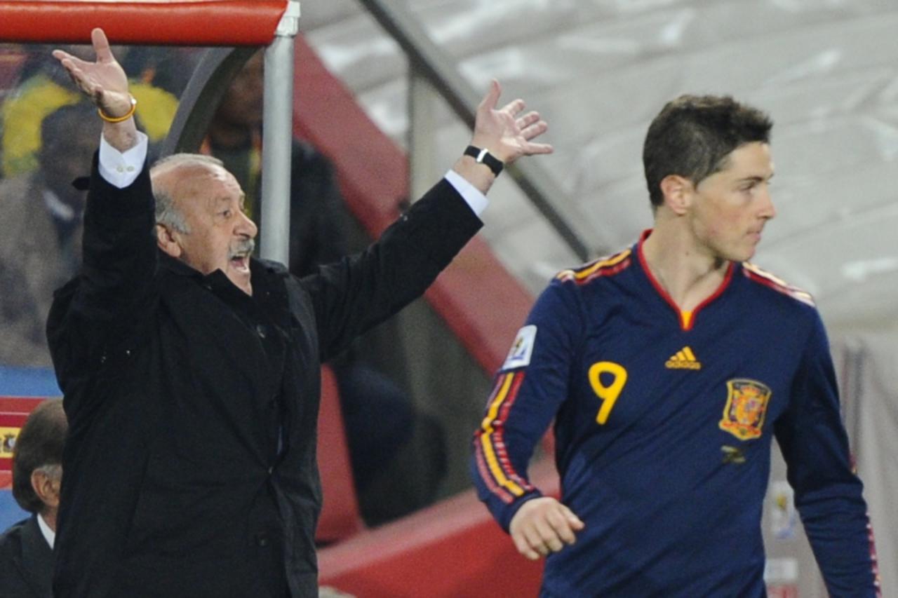 'Spain\'s coach Vicente Del Bosque (L) reacts as Spain\'s striker Fernando Torres looks during the 2010 World Cup quarter final Paraguay vs Spain on July 3, 2010 at Ellis Park stadium in Johannesburg.