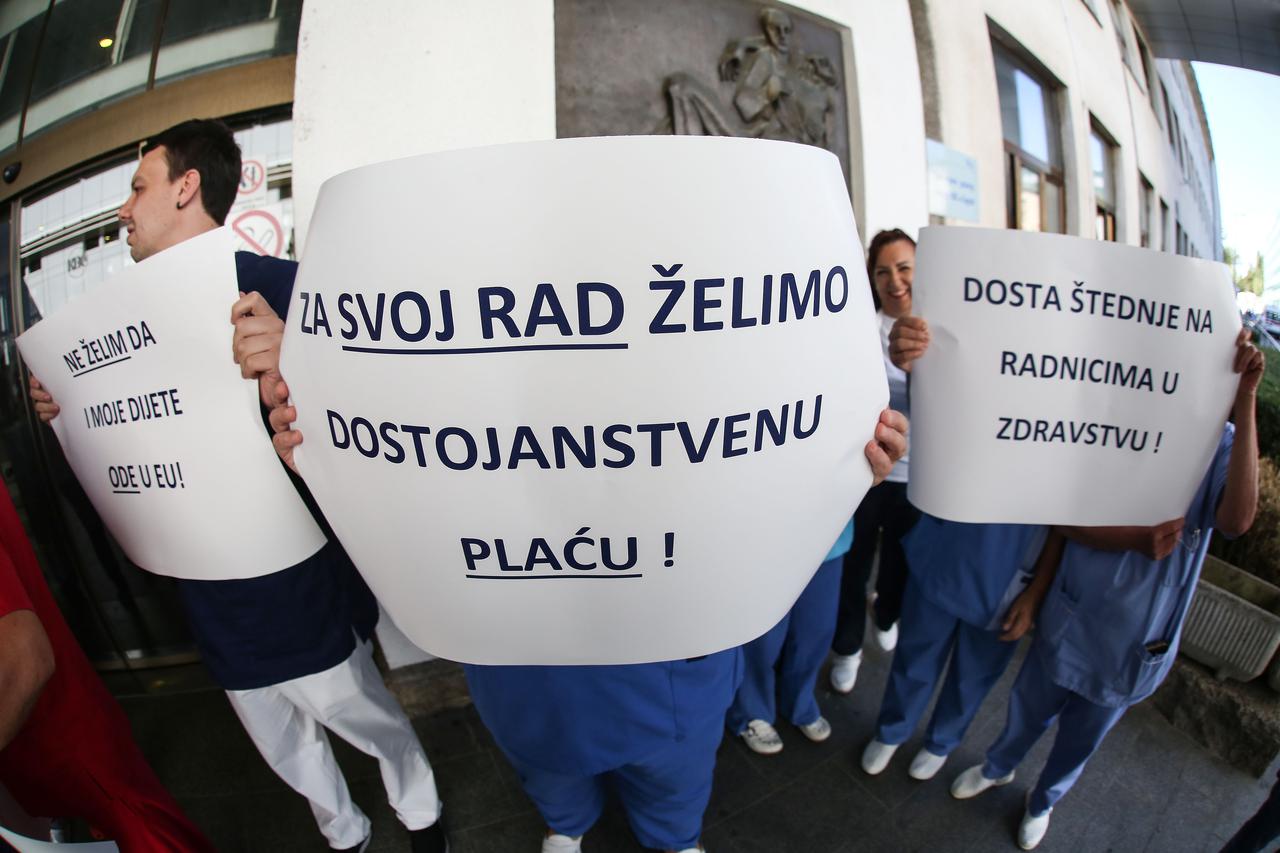 Zagreb: Zdravstveni sindikati na Rebru organizirali prosvjednu akciju 'Pet do 12'