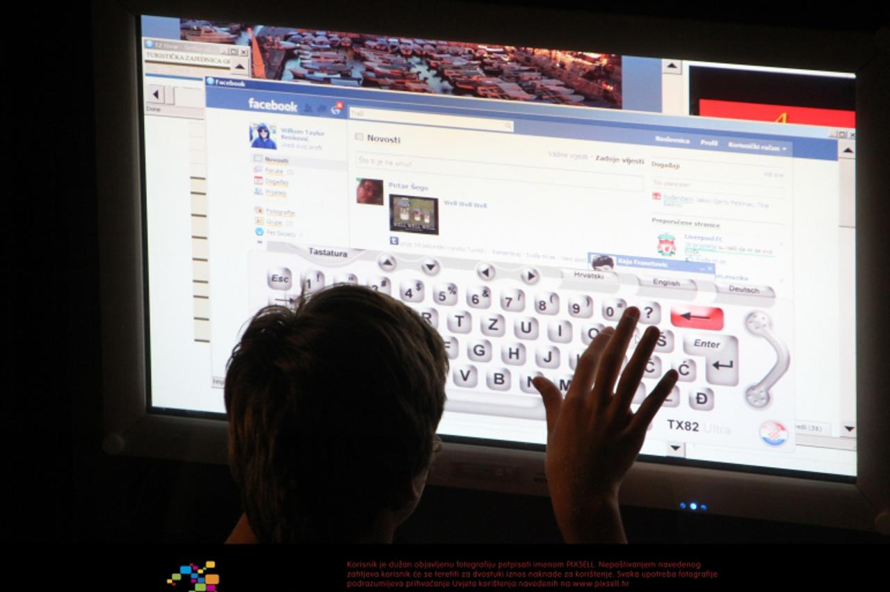 '23.07.2010., Hvar -  Facebook je toliko popularan da na velikom ekranu turisticke zajednice grada Hvara turisti ne gledaju i ne uce o gradu Hvaru nego idu na svoje Facebook profile kako bi ostali u k