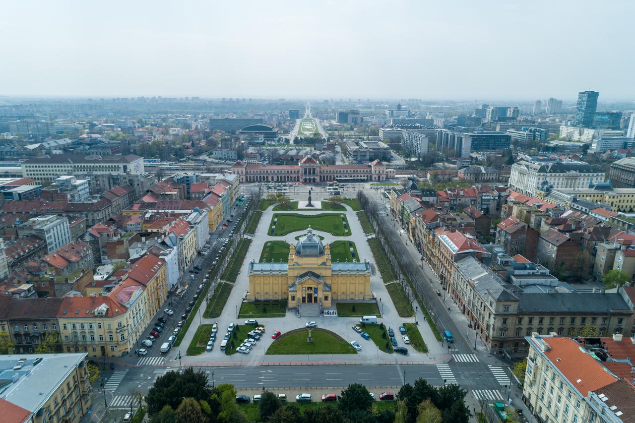 Zagreb: Panoramski pogled na Zrinjevac i Trg kralja Tomislava