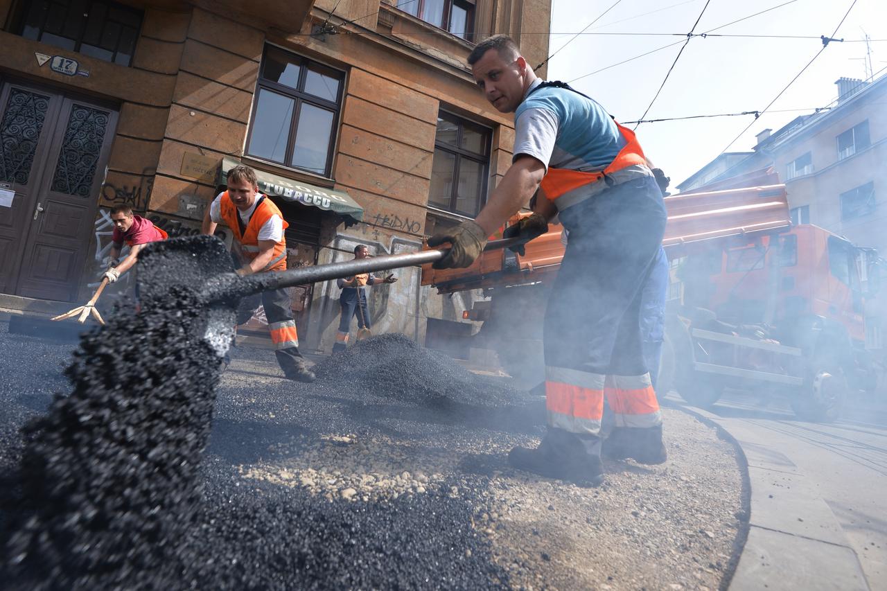 Na krizanju Savske i Vodnikove ulice radnici zagrebackih cesta asfaltiraju cestu