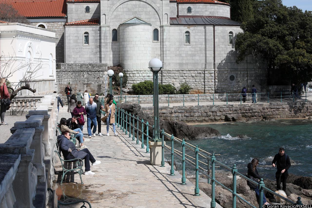Mnogobrojni posjetitelji uživaju u šetnji Opatijom ukrašenom uoči Uskrsa