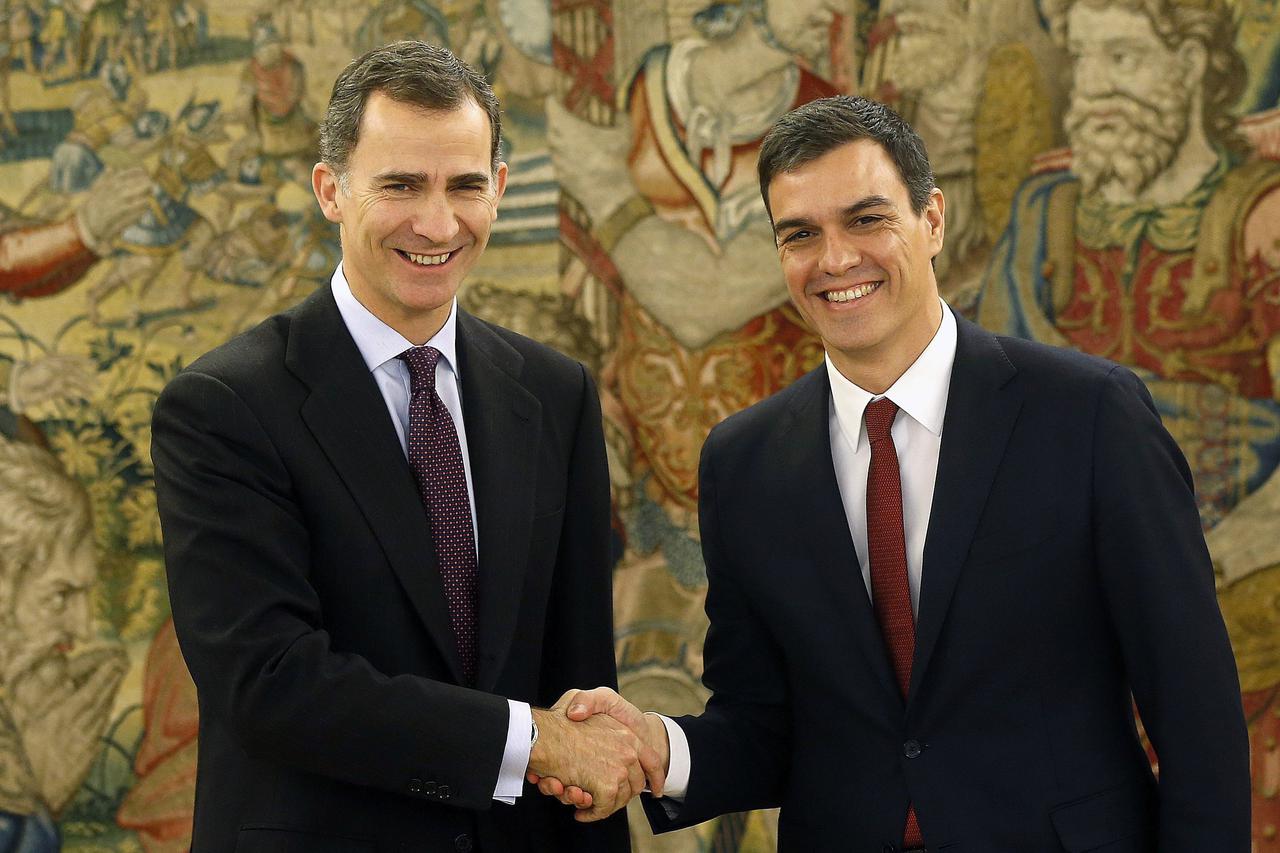 Spain's King Felipe (L) greets Spain's Socialist Party (PSOE) leader Pedro Sanchez before their meeting at Zarzuela Palace in Madrid, Spain, February 2, 2016. REUTERS/Chema Moya/Pool