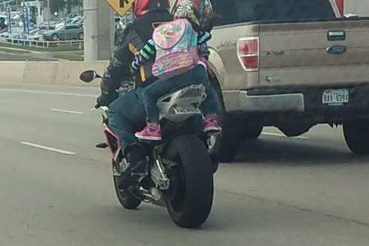 7- godišnja djevojčica na motoru s očuhom