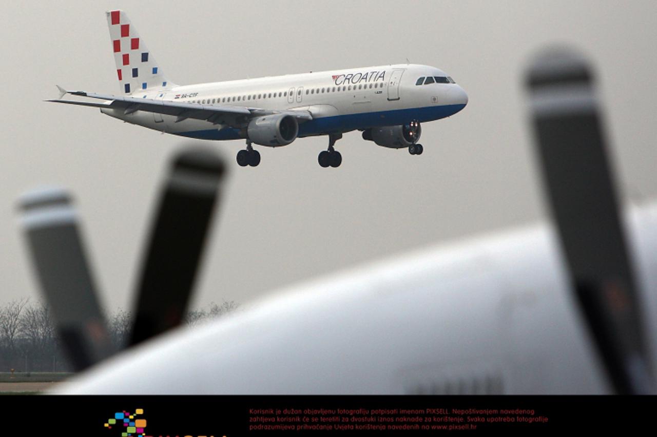 '15.11.2008.,Zagreb-Avion kompanije Croatia Airlines slijece na aerodrom Pleso. Photo: Jurica Galoic/24sata'