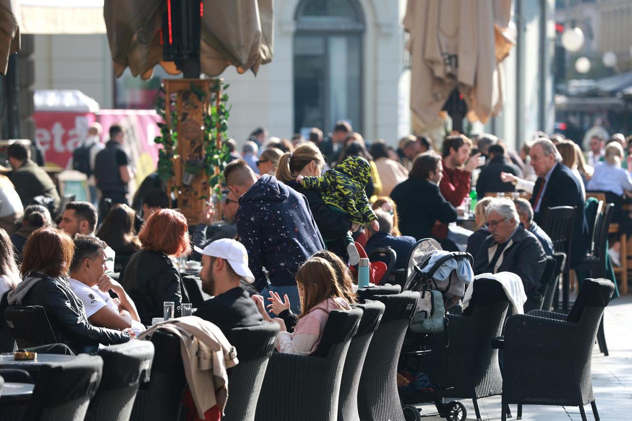 Zagreb: Sunce napunilo kafiće i glavni gradski trg