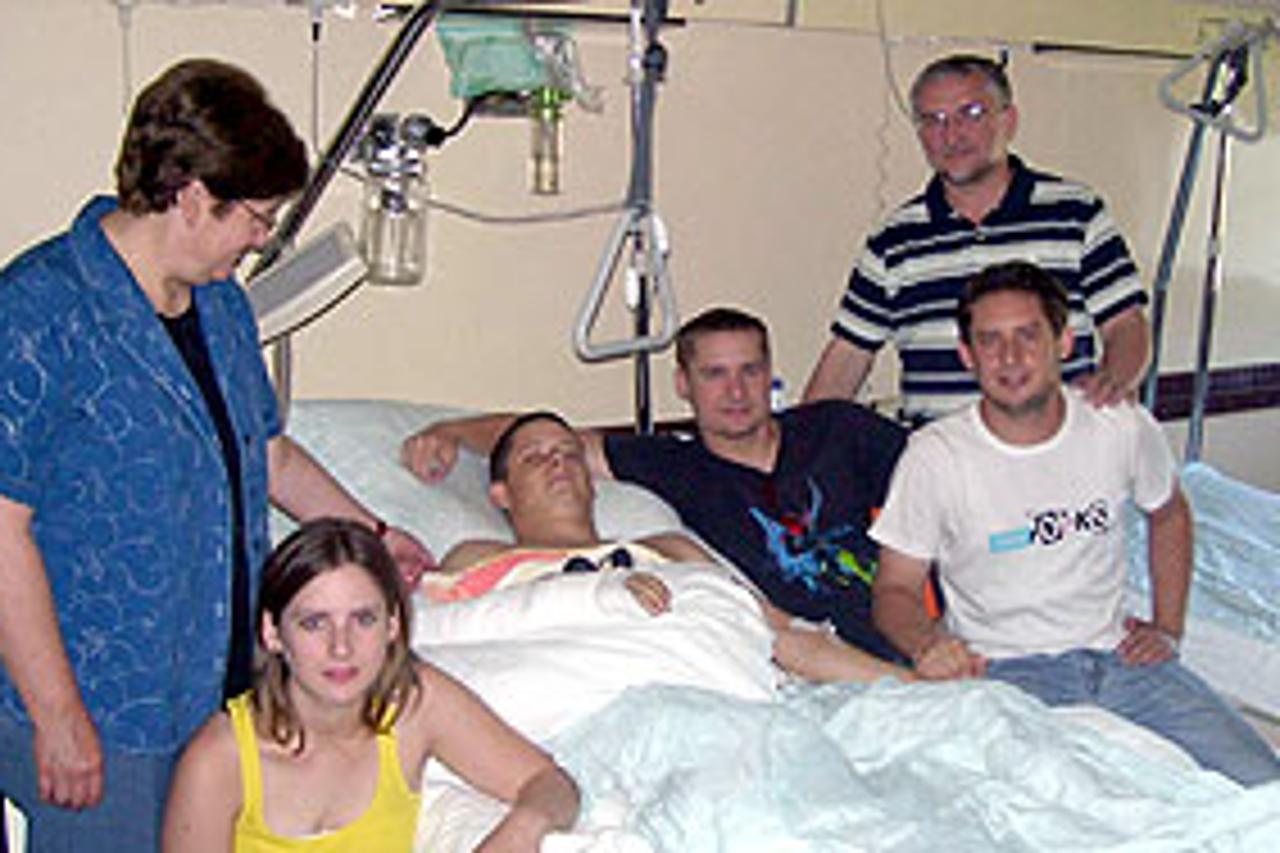 Davor Pavošević polomljen je ležao u izlogu videoteke “Obzor” u Ulici Arslanovci u Požegi, a potom i u bolnicama
