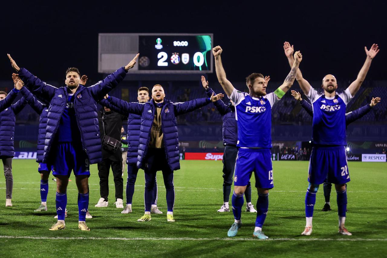 Zagreb: Slavlje igrača Dinama nakon 2:0 pobjede u prvom susuretu 1/8 finala UEFA Konferencijske lige protiv PAOK-a
