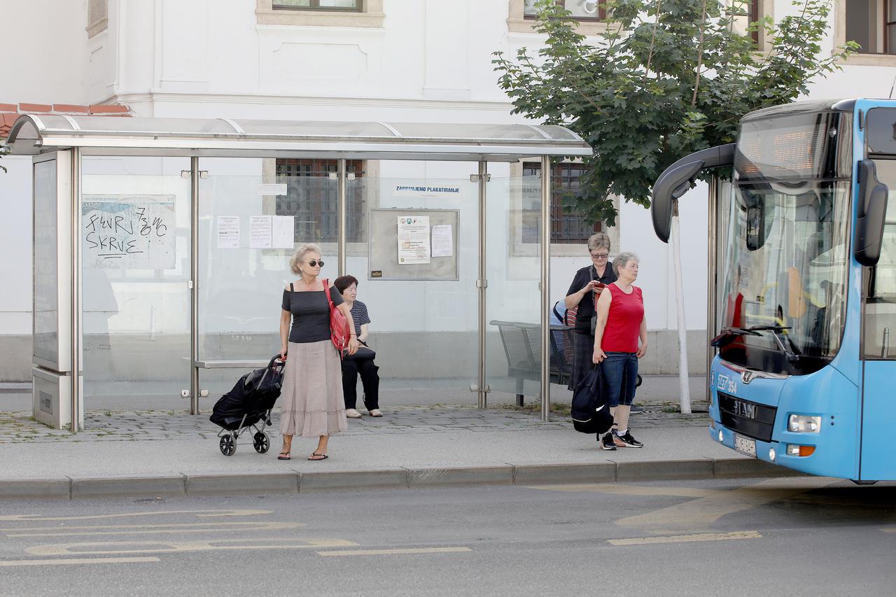 Zagreb: Putnici čekaju autobus na stajalištu na Kaptolu