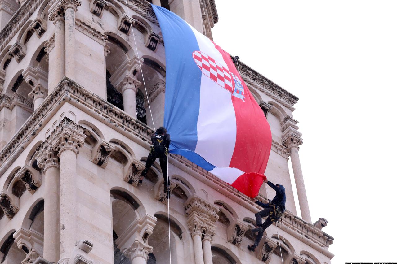 Split: Ivica Matković po 30. put postavio zastavu na katedralu svetog Duje