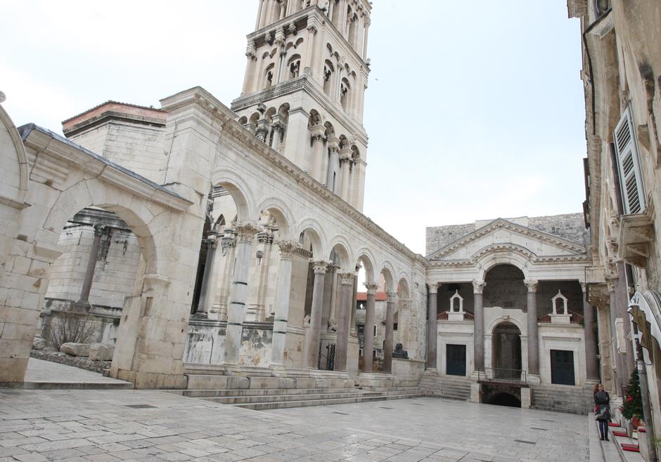 Split: Prazan Peristil u podne gdje je tek nakon nekog vremena naišao jedan turist