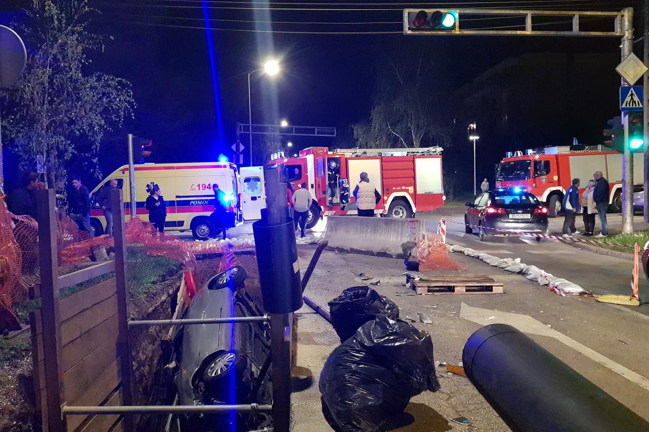 Nesreća u Dubravi: Autom upao u rupu