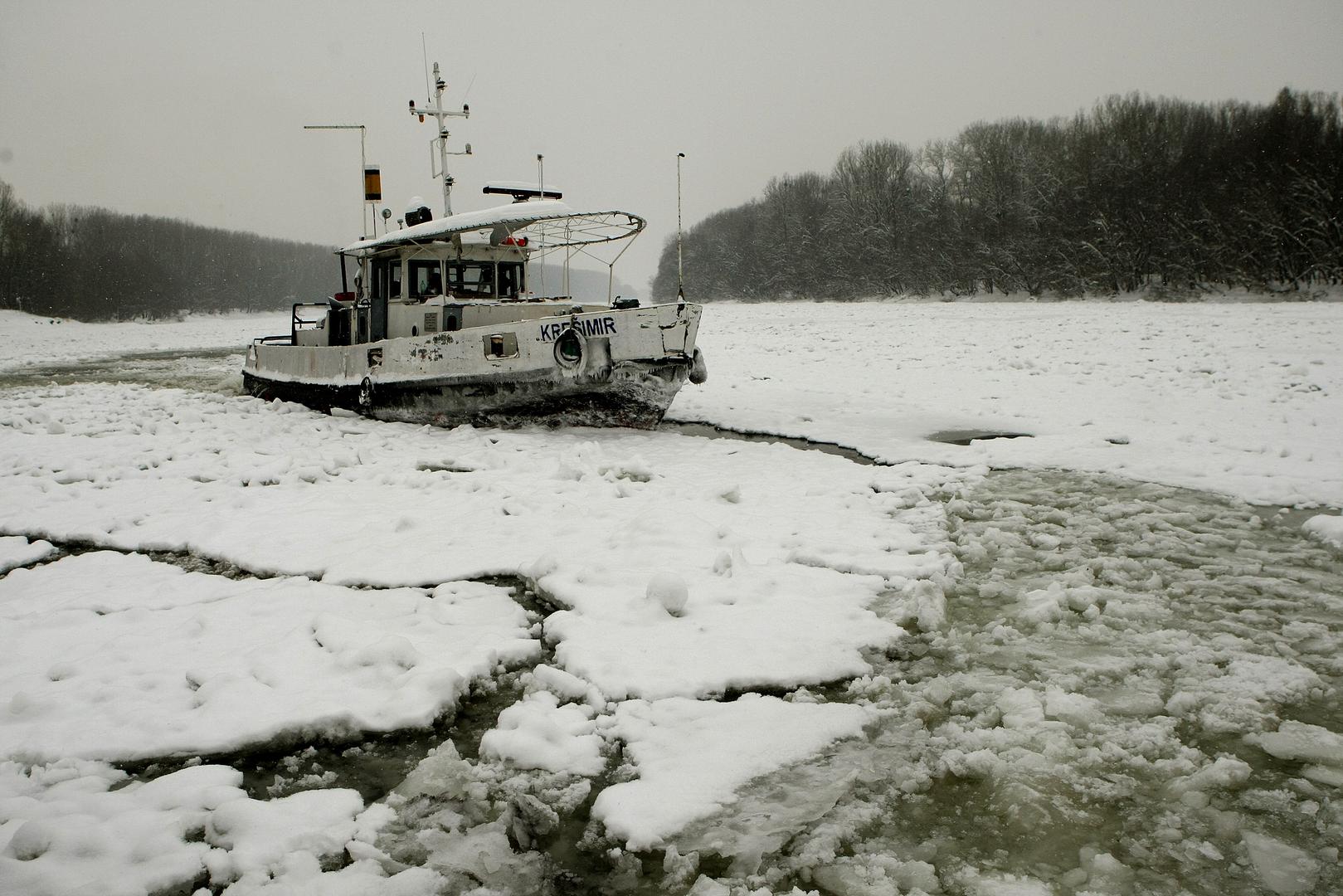 Žurili su se tada očistiti Dravu dok Dunav ne postane okovan kako se stvari ne bi zakomplicirale. Nekoliko dana kasnije, na Dunav su prvi put nakon 35 godina stigli i mađarski ledolomci koji su probijali led. 