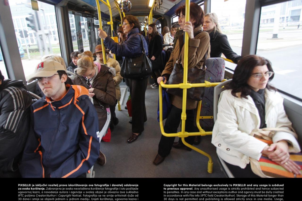 '14. 01. 2010, Zagreb; Hrvatska - Gradski prijevoz grada Zagreba. Zetov bus na relaciji Zagreb - Velika Gorica. Ponekad je bolje voziti se gradskim prijevozom da bi se izbjego stres koji se stvara za 