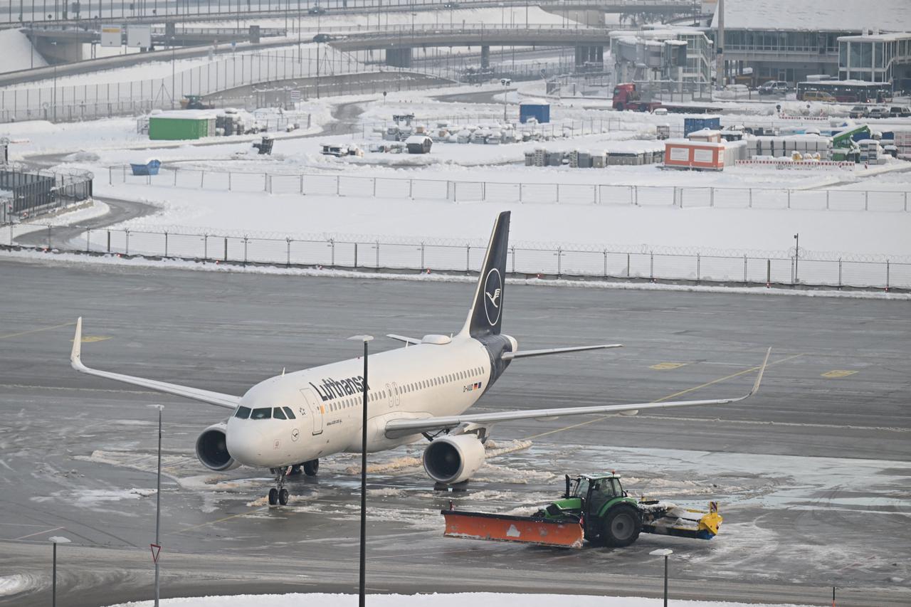 Zbog ledene kiše na aerodromu u Muenchenu obustavljeni letovi