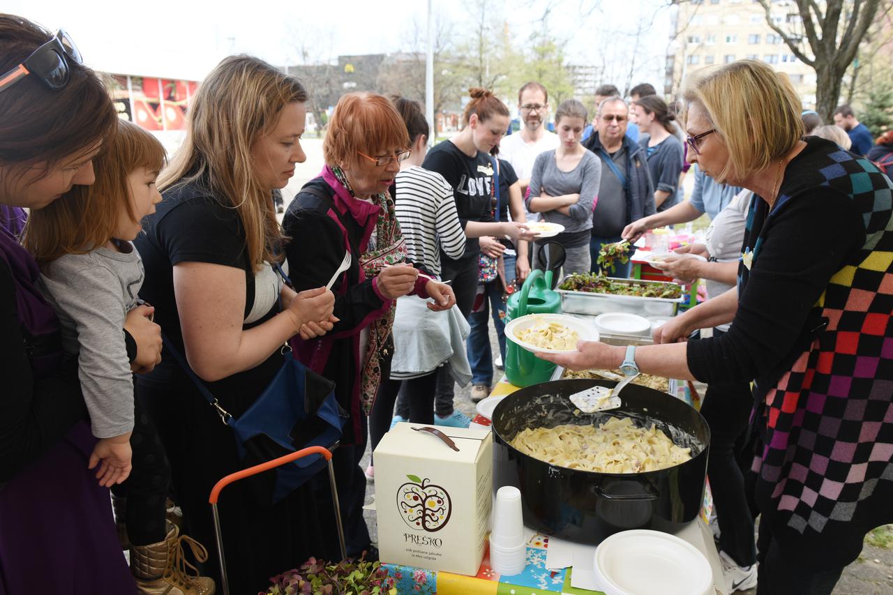 11.04.2015., Zagreb - Udruga Vestigium na trgu u Rudeskoj 142 organizirala je cjelodnevnu akciju Cvjetnjak Vrbana u sklopu koje je i podijeljena hrana za dvjestotinjak gradjana. Photo: Davor Visnjic/PIXSELL