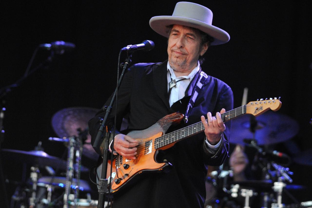 'US legend Bob Dylan performs on stage during the 21st edition of the Vieilles Charrues music festival on July 22, 2012 in Carhaix-Plouguer, western France.  AFP PHOTO / FRED TANNEAU'